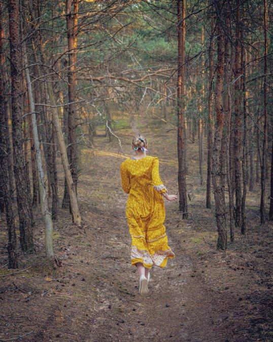 Kobieta w żółtej sukience biegnąca w lesie - Fotograf Arkadiusz Wieczorek