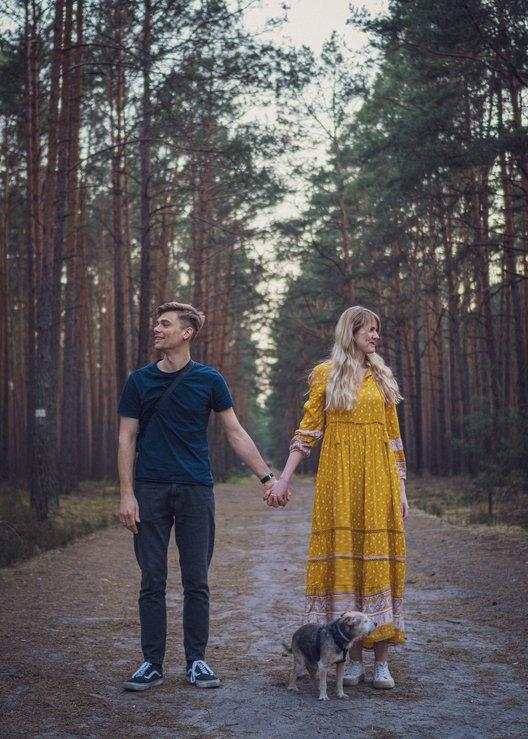Para trzymająca się za ręce w lesie - Fotograf Arkadiusz Wieczorek