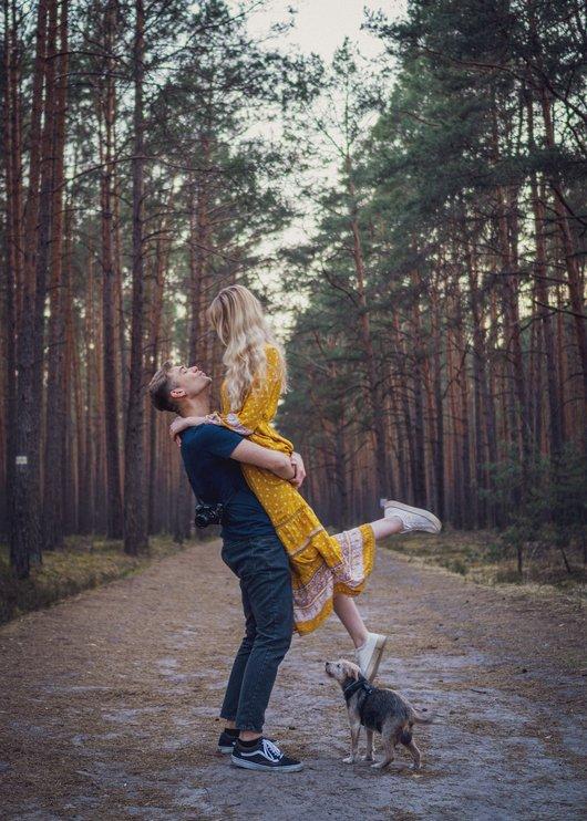 Para młoda w lesie - Fotograf Arkadiusz Wieczorek