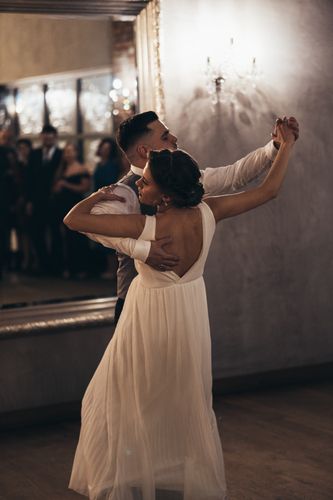 Tańcząca para młoda - Fotograf Arkadiusz Wieczorek