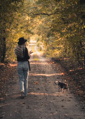 Dziewczyna z psem w lesie - Fotograf Arkadiusz Wieczorek