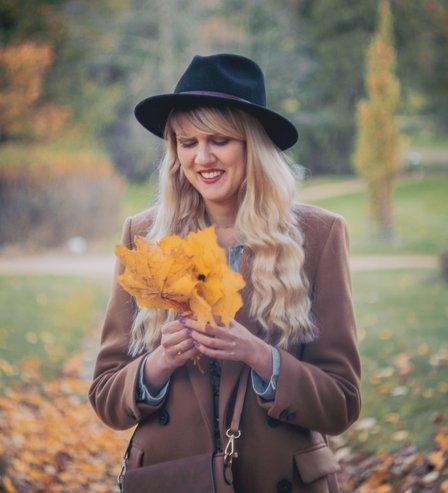 Śmiejąca kobieta, trzymająca bukiety liści - Fotograf Arkadiusz Wieczorek