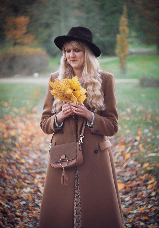 Uśmiechająca się kobieta, trzymająca bukiety liści - Fotograf Arkadiusz Wieczorek